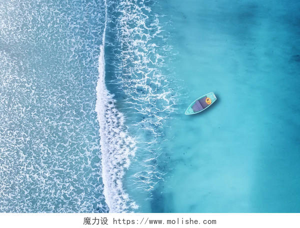夏季时漂浮在蔚蓝海洋中的小船的鸟瞰图